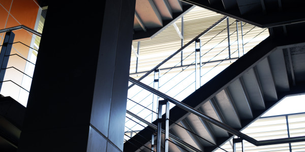 Pintar Fachadas de Empresas / Negocios / Locales Comerciales en Sabadell · Pintado de Escaleras